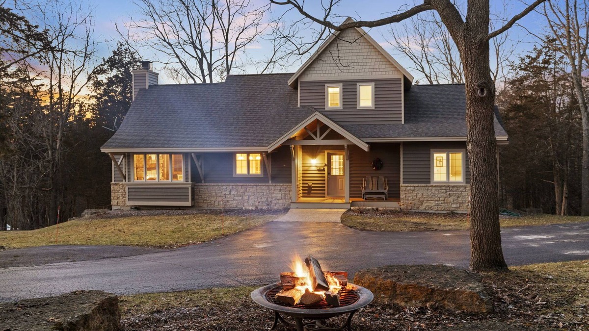 The Galena Territory Villa | The Lodge, 'North Woods' Galena escape w/hot tub & fire pit!