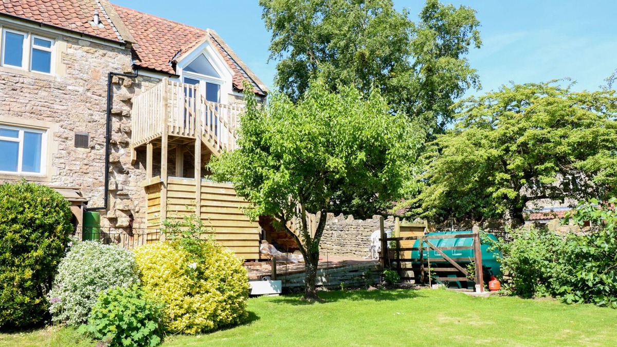 Newton St Loe Apartment | THE LOFT AT LUCOTT HOUSE, with a garden in Bath