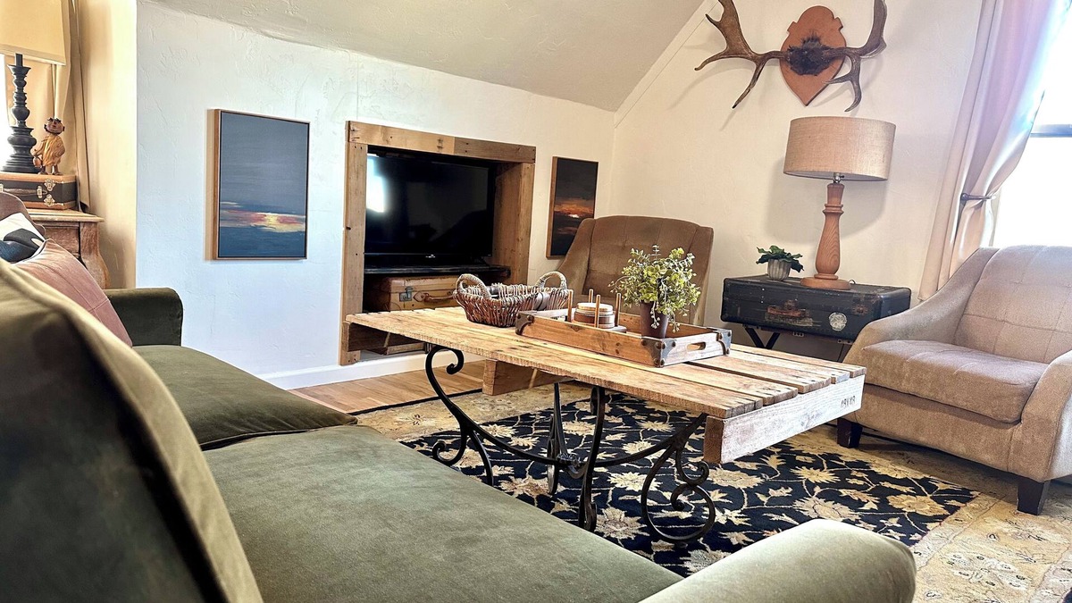 Burley Apartment | “𝚃𝚑𝚎 𝙻𝚘𝚏𝚝“ in Burley. Quiet and Reliable Wifi. Suite #3