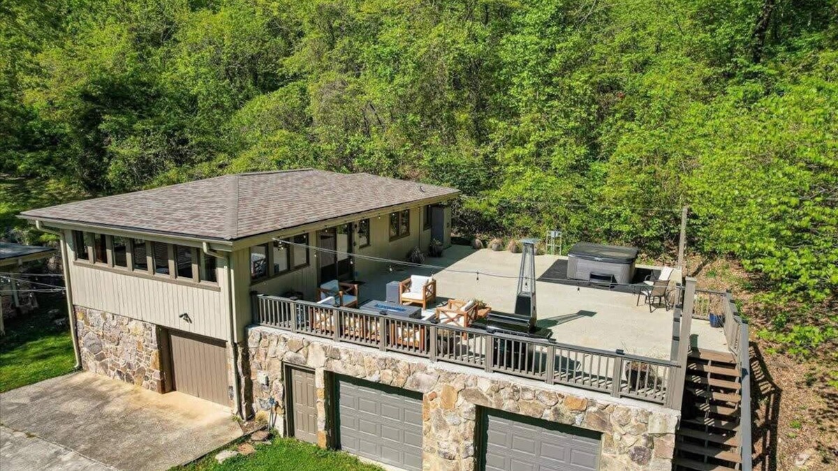 South Pittsburg House | The Loft - Lounge with Grill and Hot Tub!