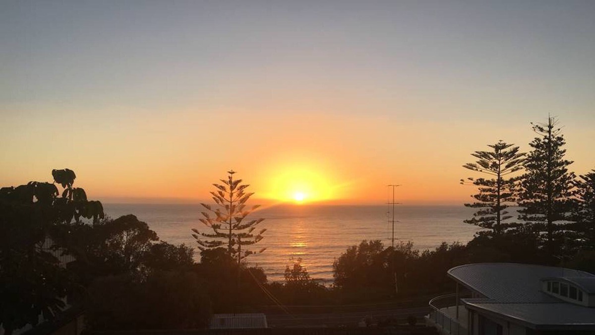 Coledale Apartment | The Loft - Stunning views opposite Sharkies Beach / 5-star quality