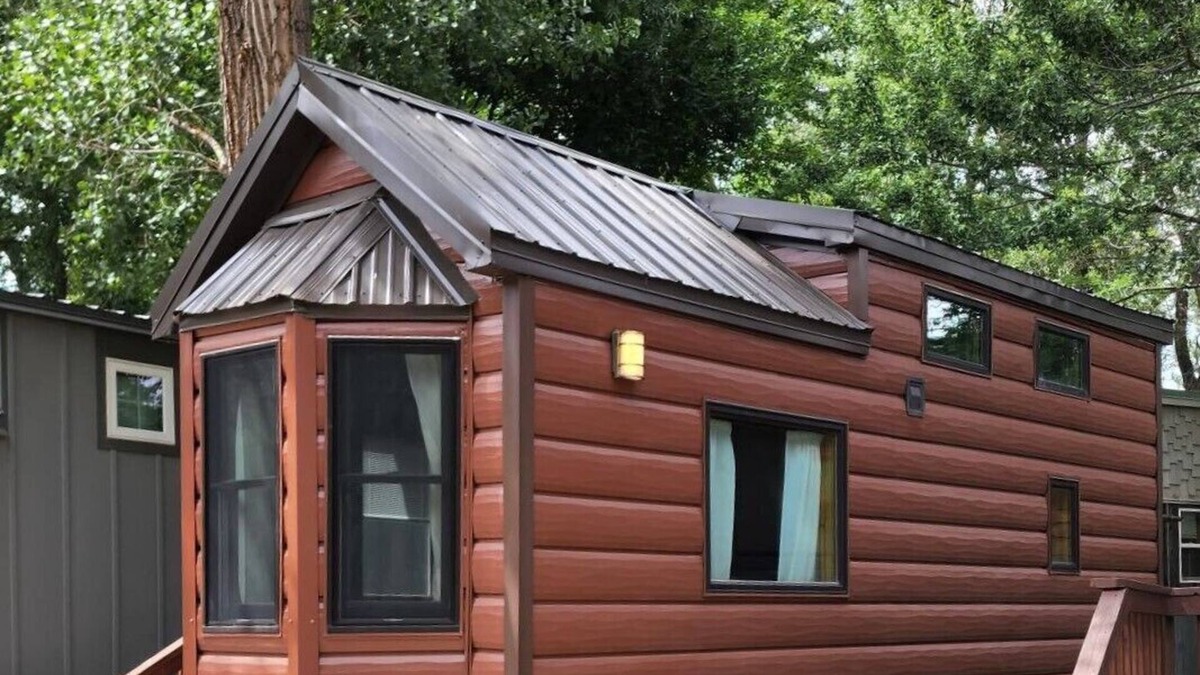 Lyons Resort | The Log Cabin - Rustic Cabin Tiny House for a Weekend Getaway