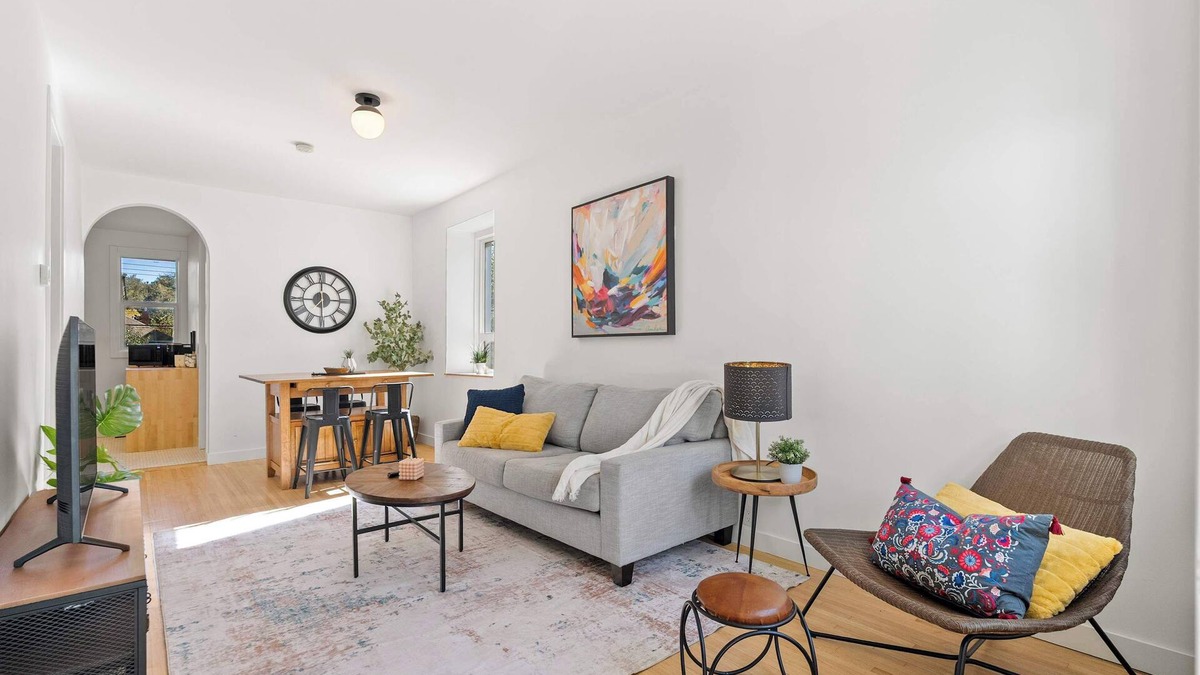 Sunnyside House | The Lokal 2 Kings Queen Suite in Sunnyside YYC