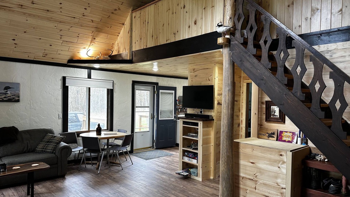 Reed City Cabin | The Lonney Inn