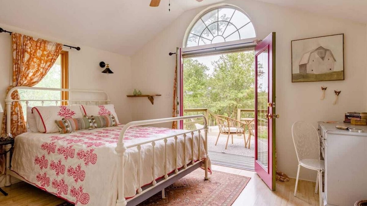 San Marcos Cottage | The Lookout - A Hill Country Cottage