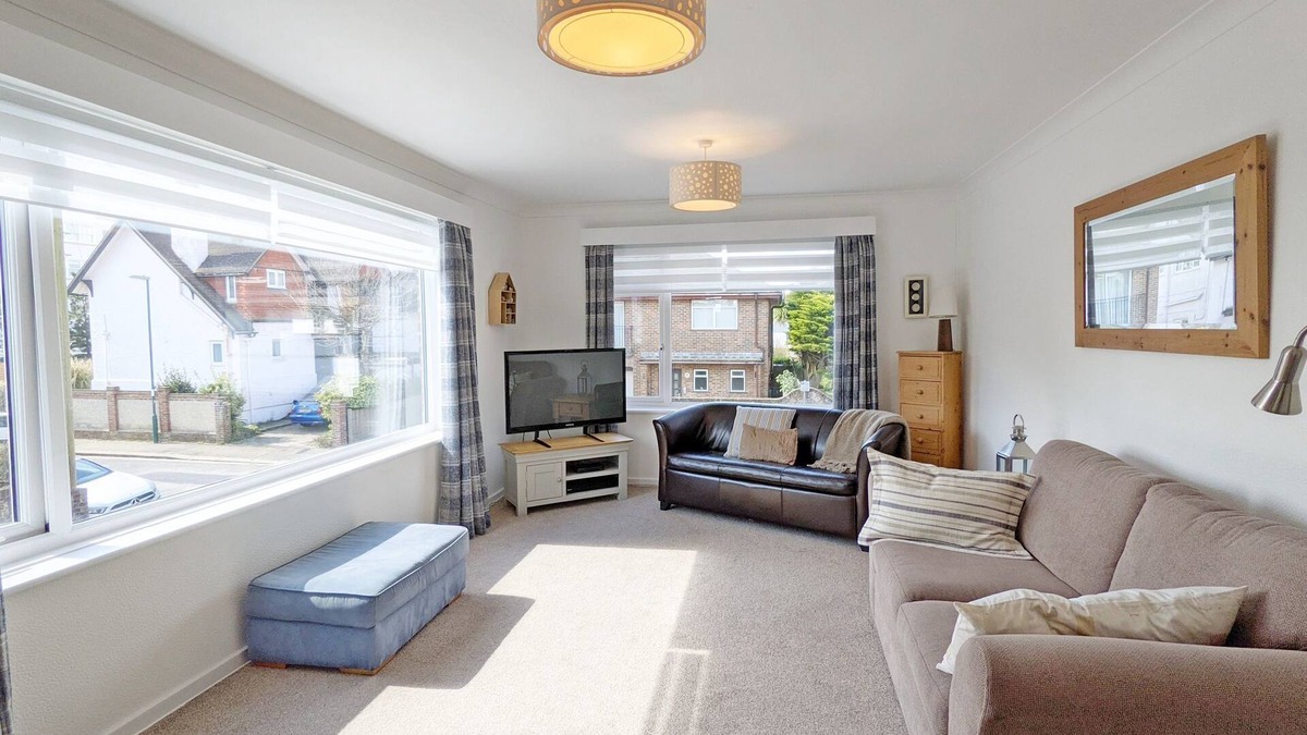 Bognor Regis Cottage | The Lookout - Bognor Regis - sleeps 4 guests in 2 bedrooms