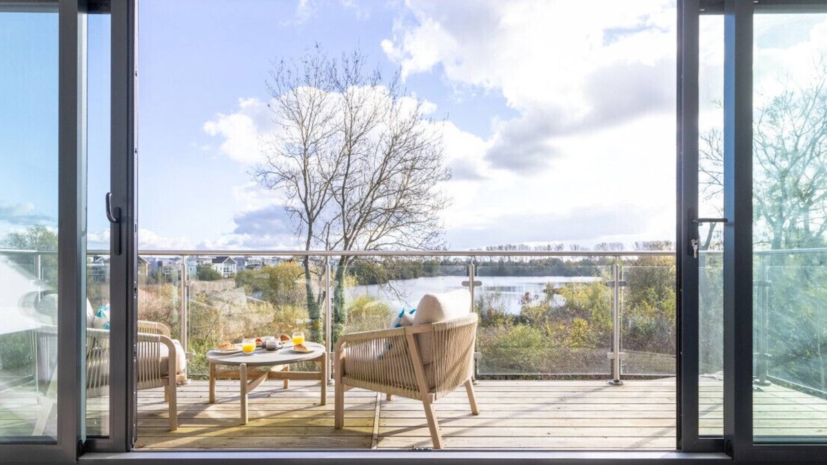 Cirencester Villa | The Lookout - LR11 - Lakeside Spa Holidays