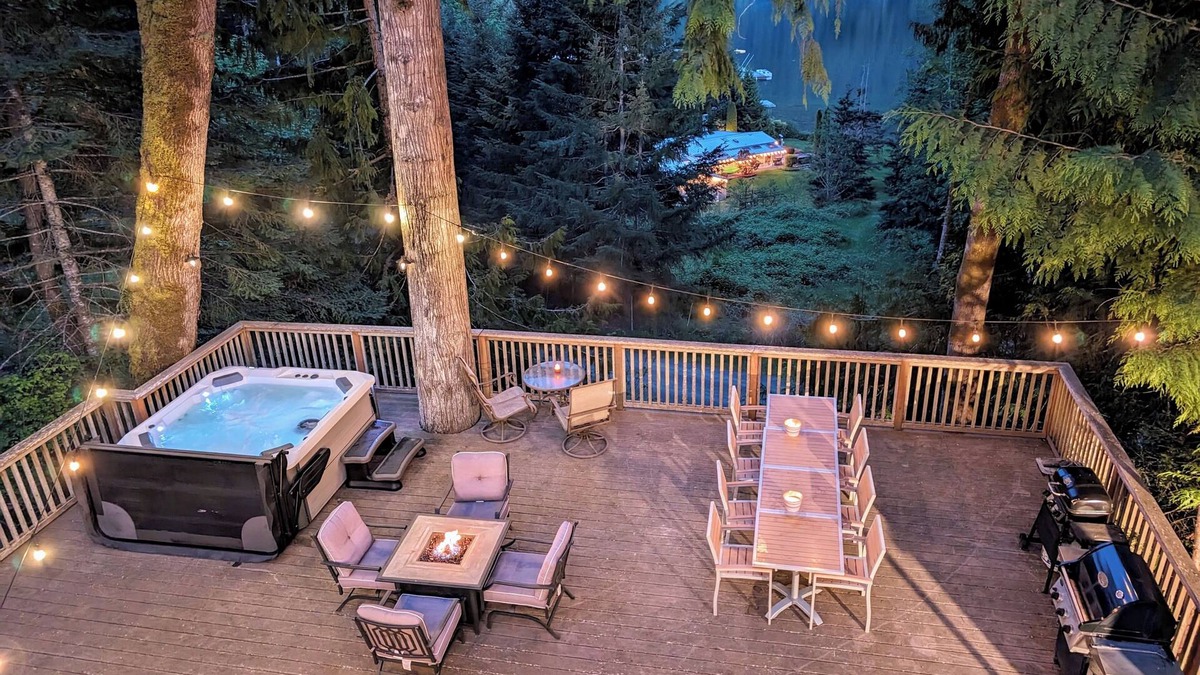Port Angeles House | “The Lookout Lodge” Lake Sutherland house with private hot tub