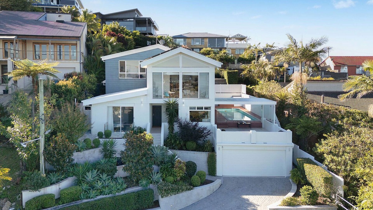 Coffs Harbour Apartment | The Lookout Lounge | 5BR Coastal Home with Pool and Stunning Views