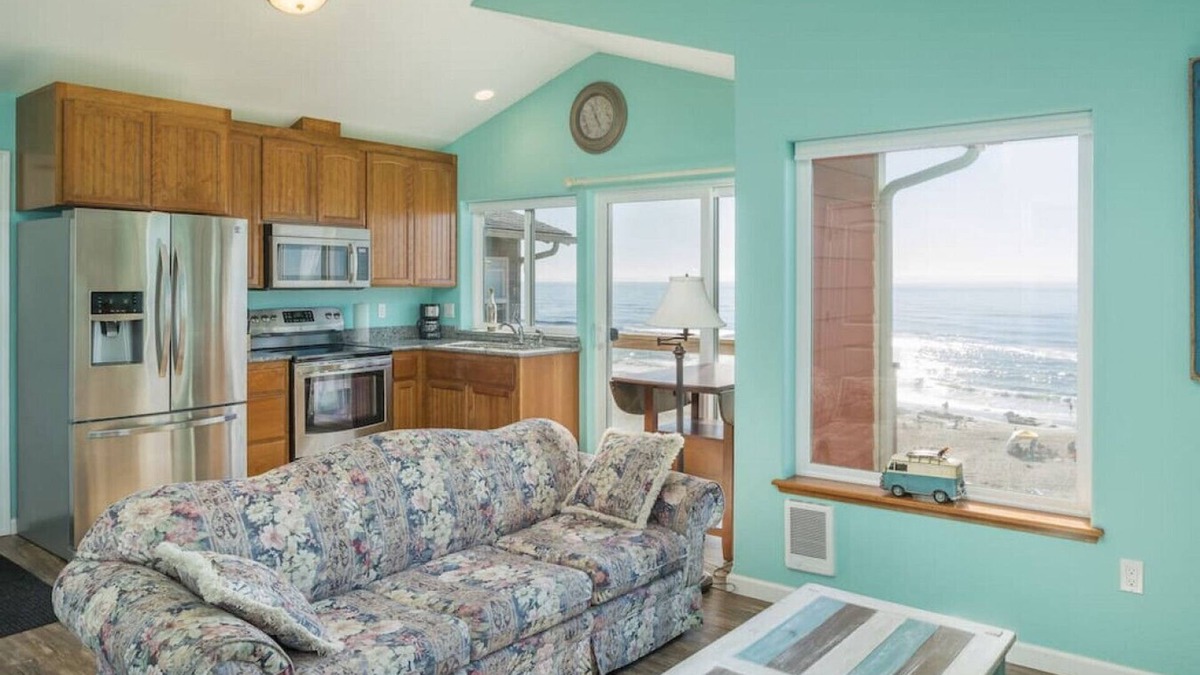 Lincoln City Apartment | The Lookout - Oceanfront, balcony, kitchen.