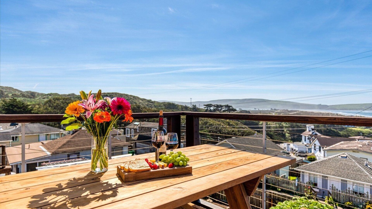 Dillon Beach Cabin | The Lookout~Remodeled Cozy & Charming BeachCabin!Walk to Beach!Views!Dog/WiFi