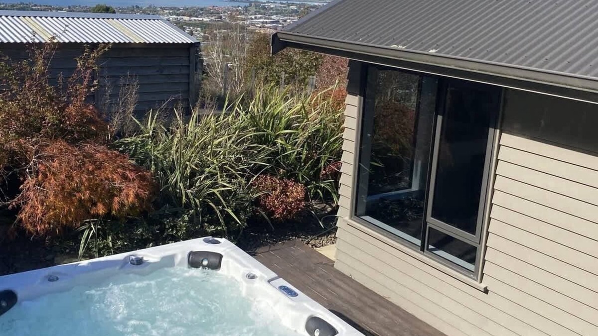 Rotorua House | The Lookout | Stunning Rotorua Views with Spa Pool