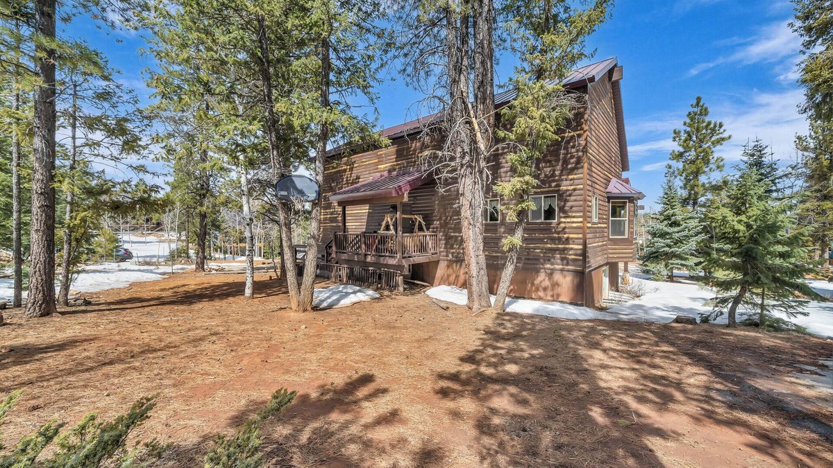 Duck Creek Village Cabin | The Lost Creek Lodge - A Perfect Escape for Families, Reunions, and Friends.