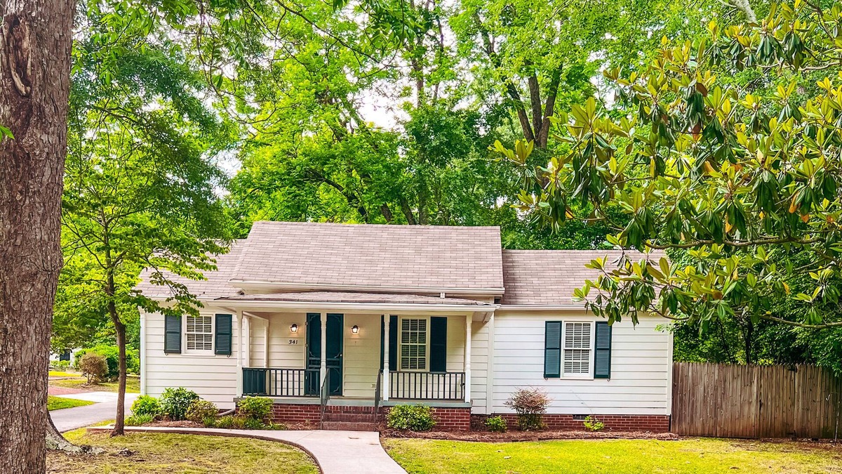 Madison Cottage | The Lotus Cottage 1 bed 1 bath, walking distance to shopping and dining