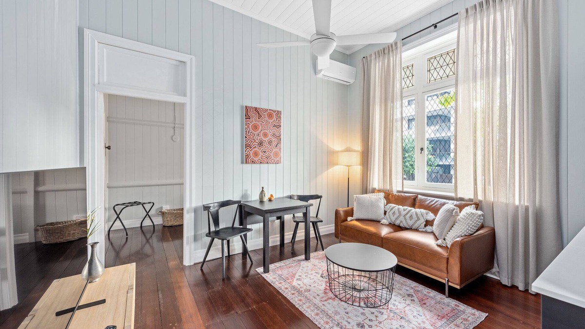 New Farm Apartment | The Lounge! 2 Bed/1 Bath/1 Car ~ New Farm