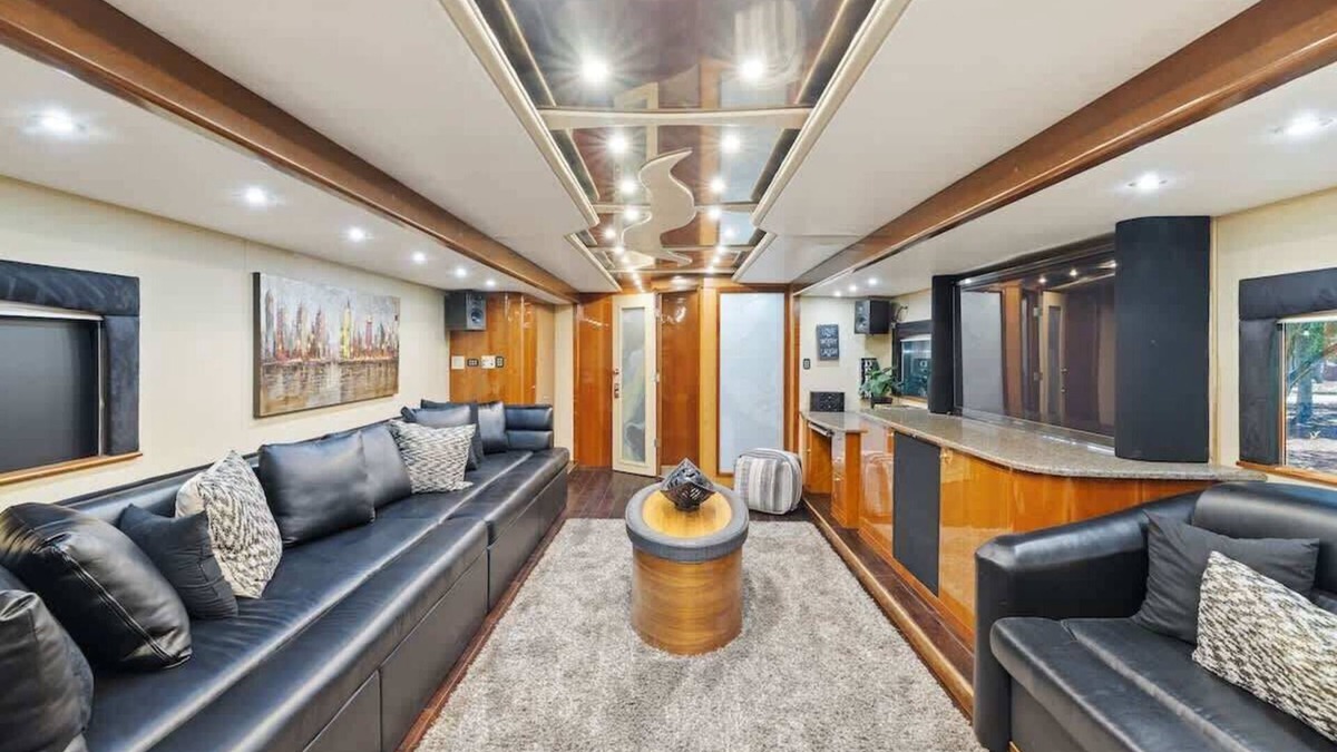Austin Villa | The Lux Lounge near COTA: Hot Tub, BBQ & Events!