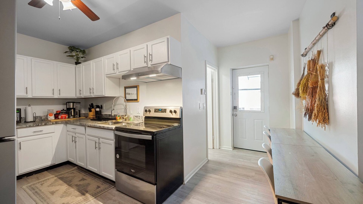 Short North Apartment | The Luxe Pearl Residences 870.5 – The Perfect Couple’s Getaway in Short North!