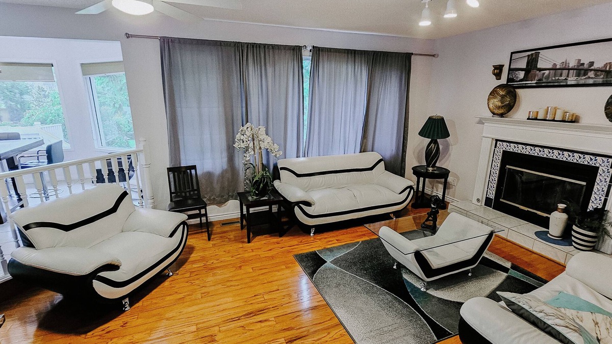 Southeast Edmonton House | The Luxury House- 5 star Homestay