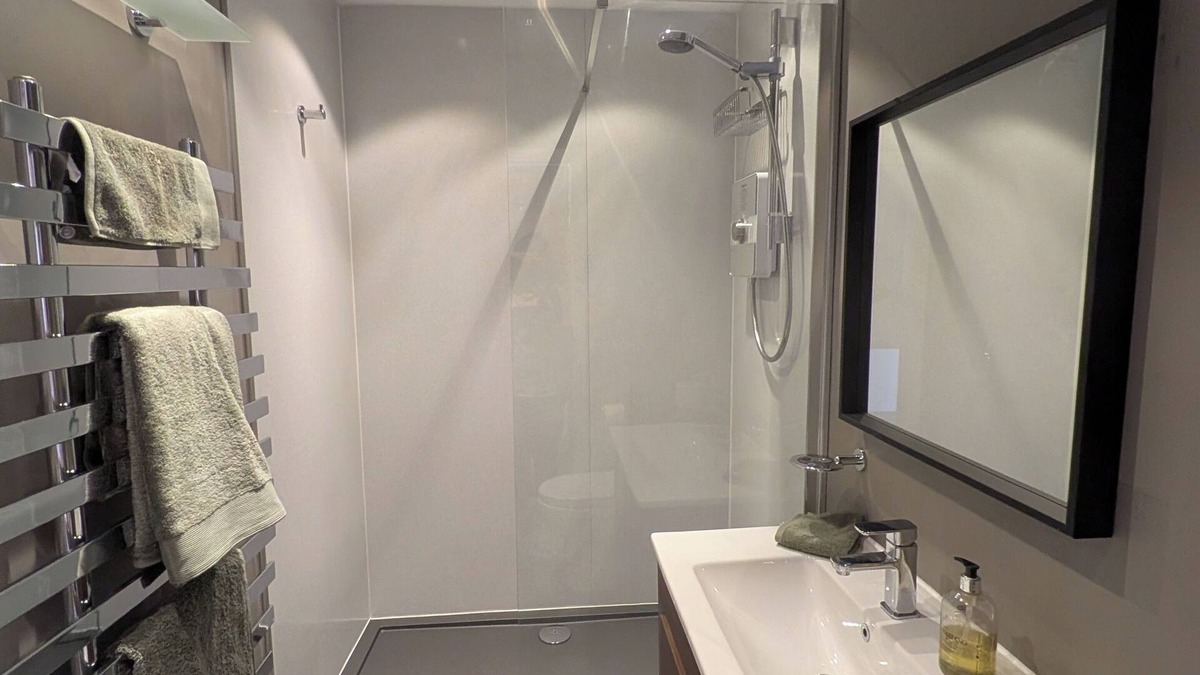 Honley Apartment | The Luxury "Shed"