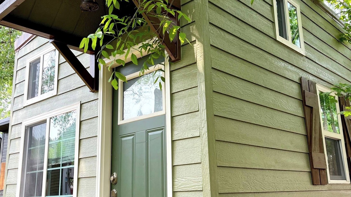 Lyons Resort | The Lyons Lodge – Boulder Charm & Mountain Views in a Tiny House Stay