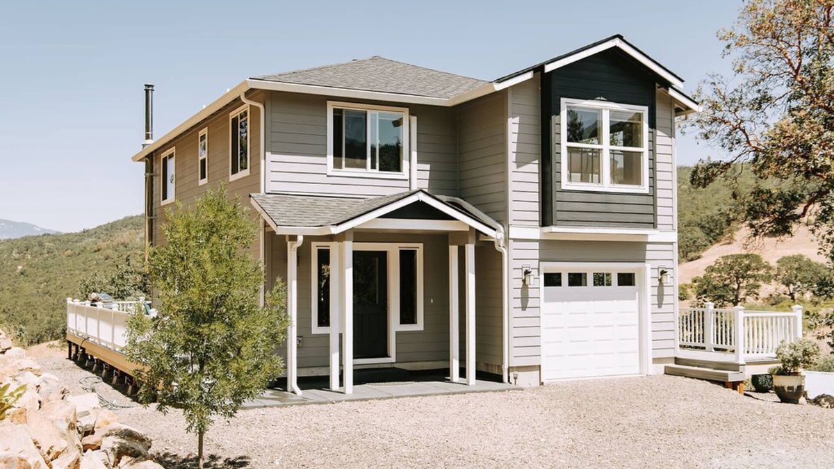 Ashland House | The Madrone House, Country Getaway with Mountain Views and Fresh Air.