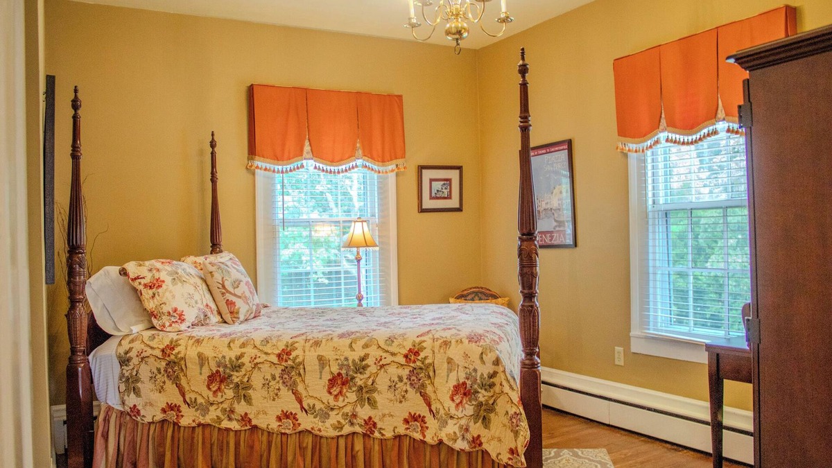 Clinton Apartment | The Magnolia Room - Private Room w/Ensuite Bath in Historic Downtown Home
