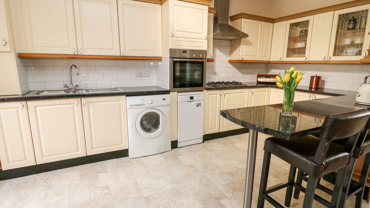 Crickhowell Apartment | THE MAIFLOUR BAKERY, pet friendly in Crickhowell