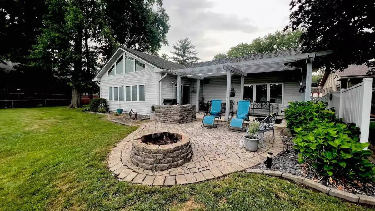 Monticello House | The Main Lake House - Lake Front - Lake Freeman - Patio, Fire Pit , Dock, Grill