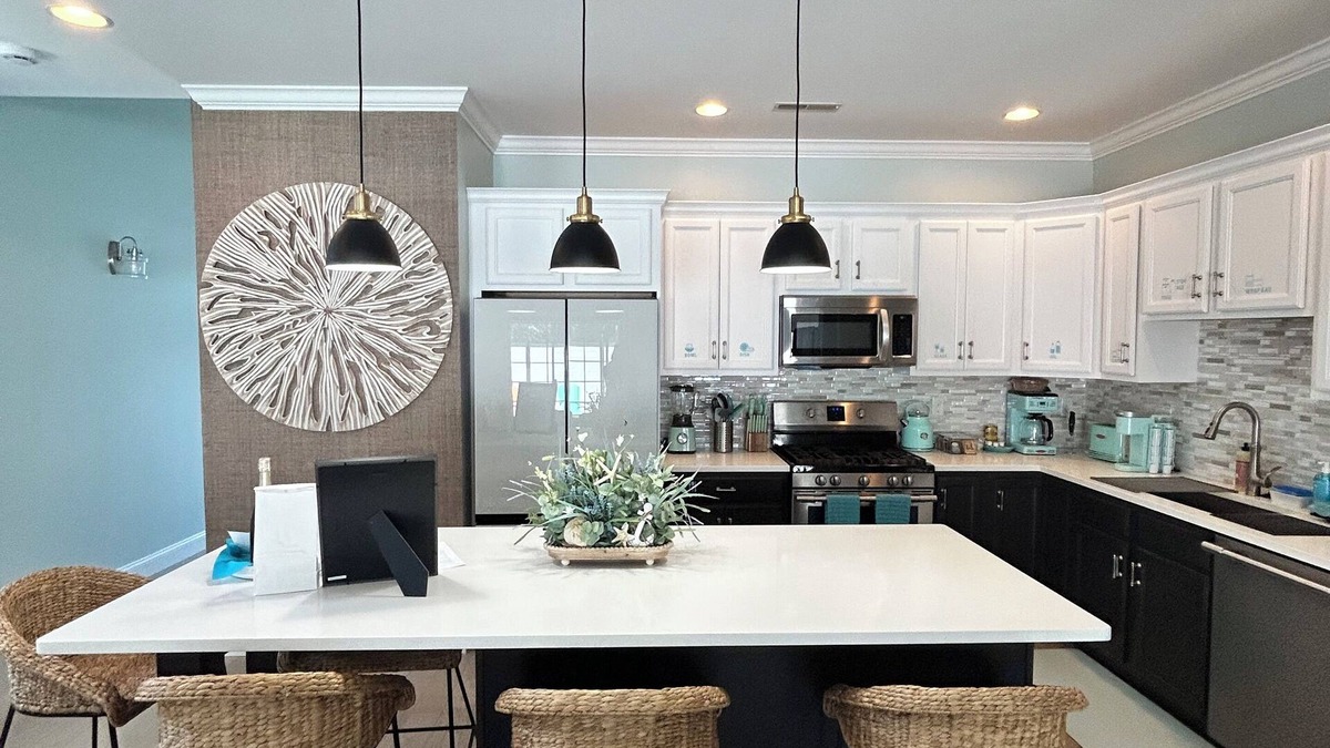 Salisbury House | The Main Residence Beach Escape-3 Beds 2BR, Patio, Walk to Ocean