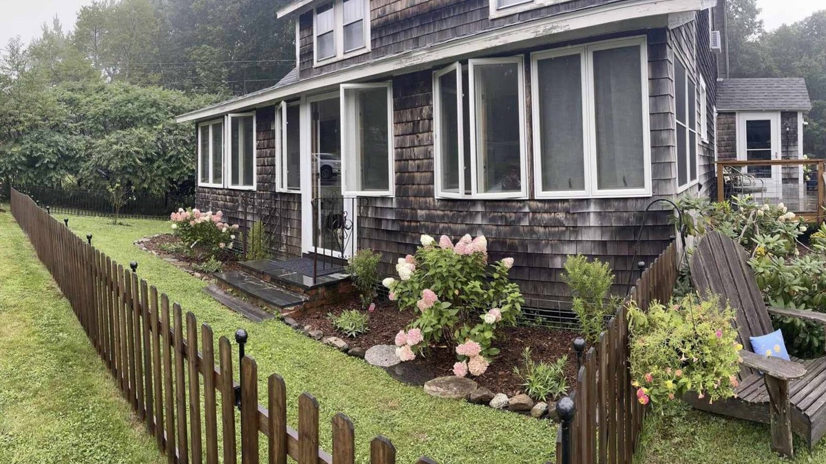 Blue Hill House | The Maine Idea - Close to the village, 4 bedroom, 2 bath, A/C, 45 min to Acadia