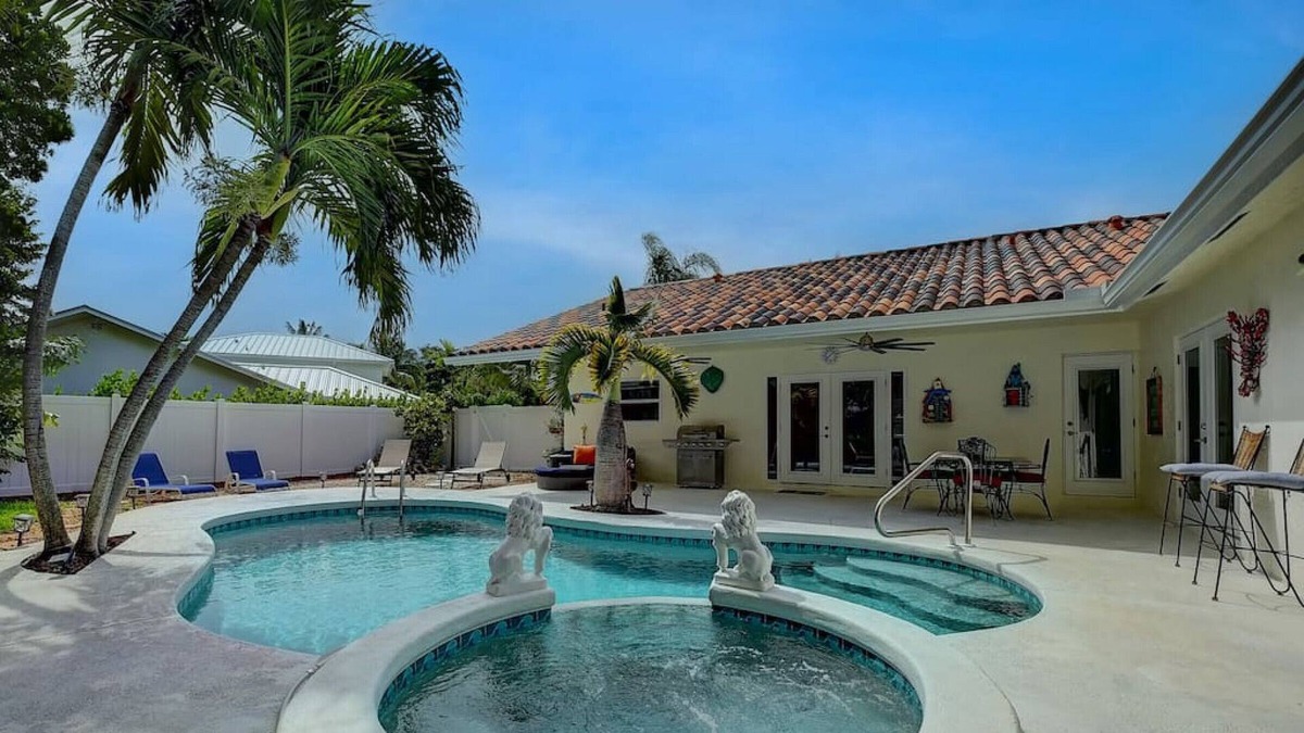 Lake Ida Shores House | The Majesty | Lux Pool & Heated Spa Tub Residence