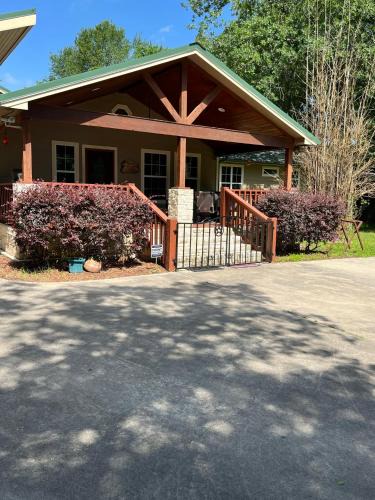 Montgomery House | The Manor- 4 BR Home with Pool Table, Swimming Pond and Sand Volleyball