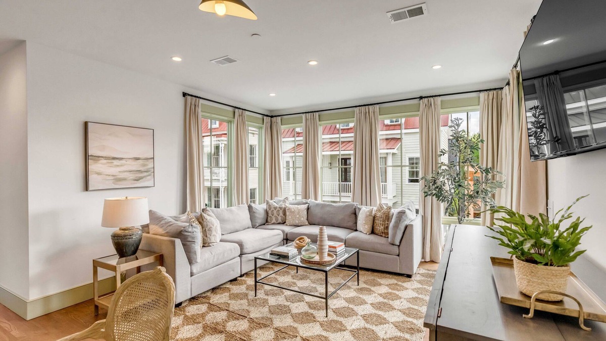 Downtown Charleston House | The Manor 93.5 B by Guesthouse Charleston– New Elegant Home in Downtown Charleston