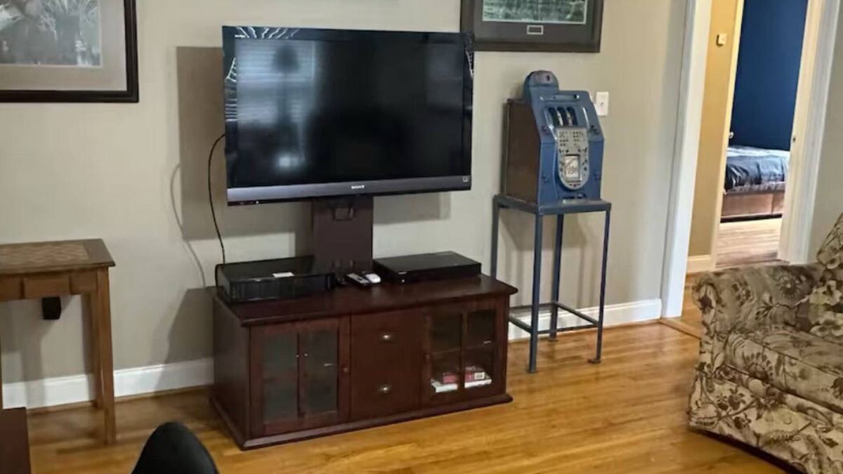 Oneonta House | The Manor - Charming 3-bedroom house in lovely Oneonta with WiFi, AC