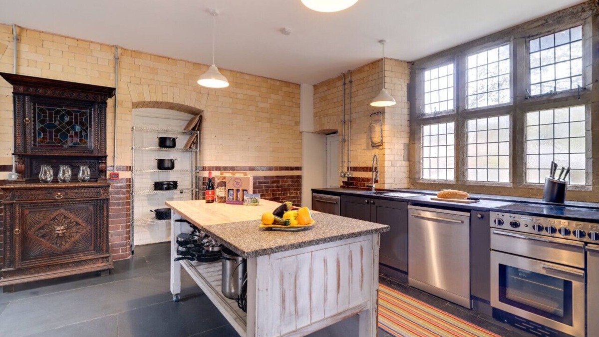 Penmorfa Apartment | The Manor Criccieth - Three Bedroom House, Sleeps 18