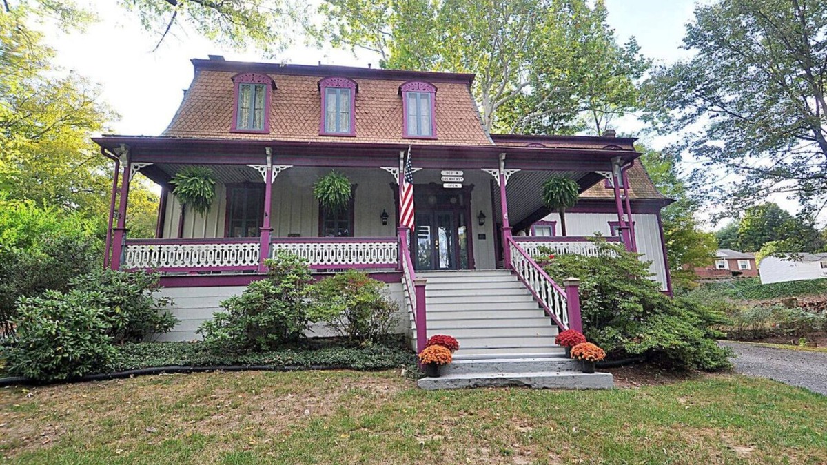 Berkeley Springs House | The Manor - historic mansion, covered porch, wifi, walk to everything, king bed