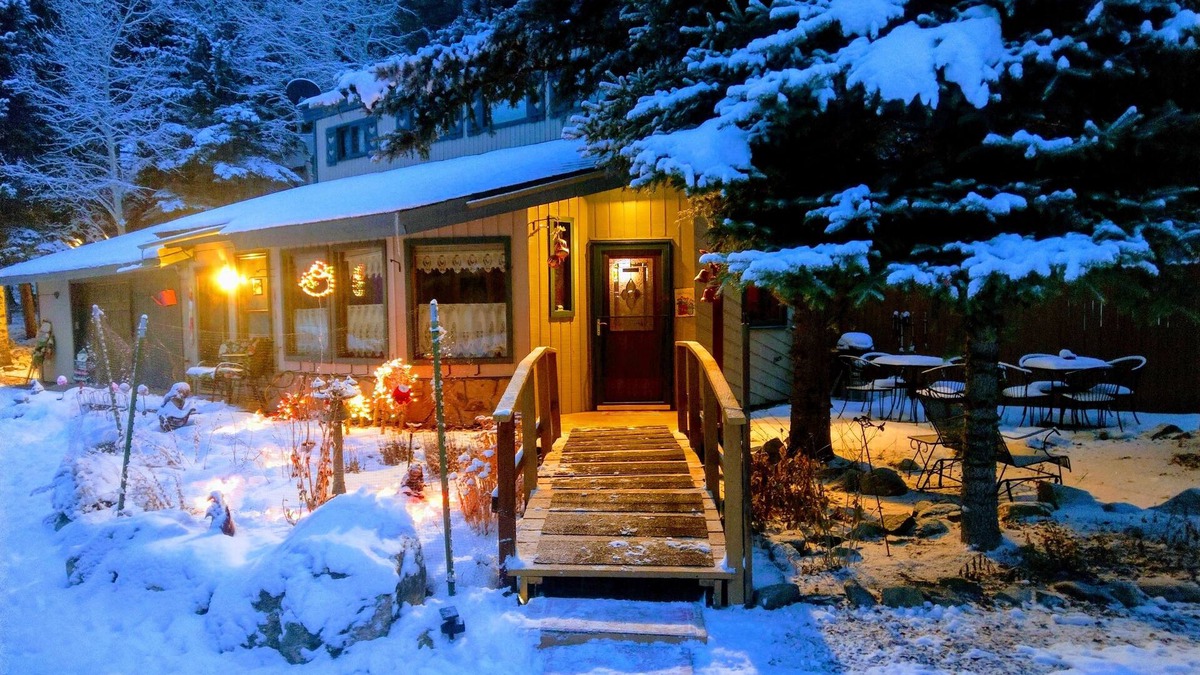 Carbondale Cabin | The McClure House - A Cowboy Cabin in the Woods. Pets stay free!