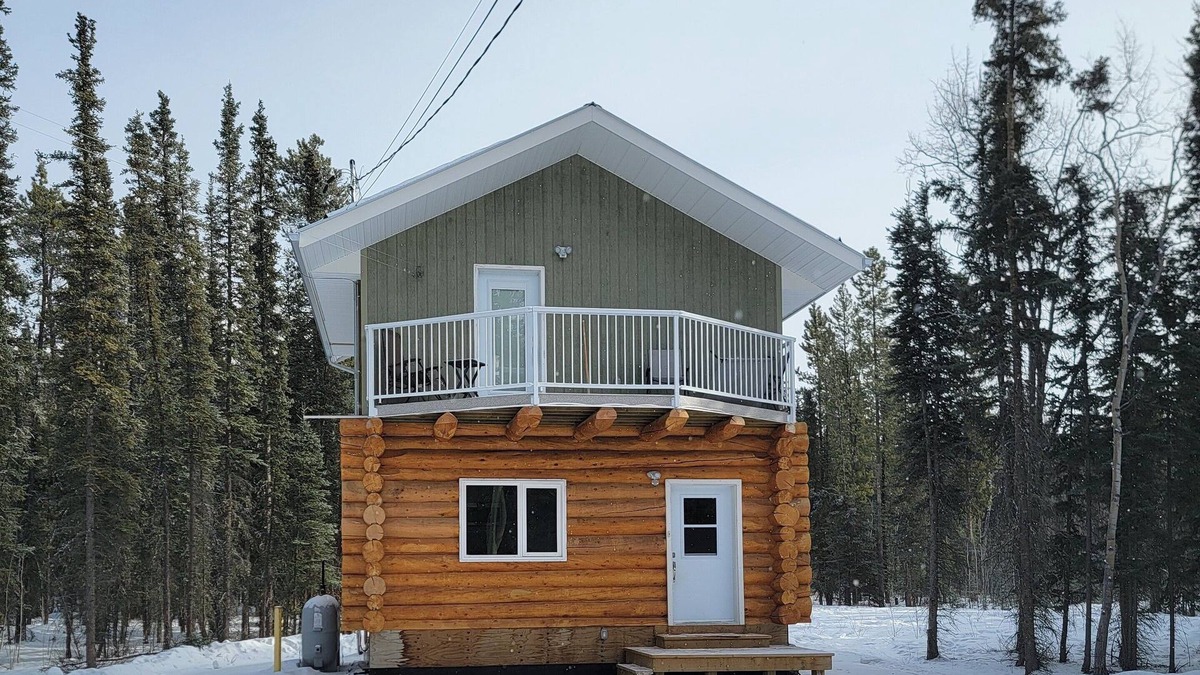 Whitehorse Cabin | The Meadow Cabin. Enjoy the Northern Lights from your bed or balcany.