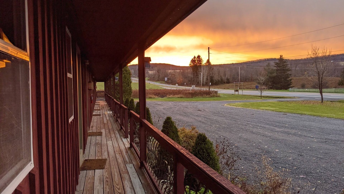 East Springfield Hotel | The Meadowlark Inn