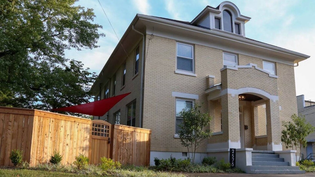 East Memphis House | The Memphis Abbey - Pool + Outdoor Kitchen + Fire Pit + 7BR