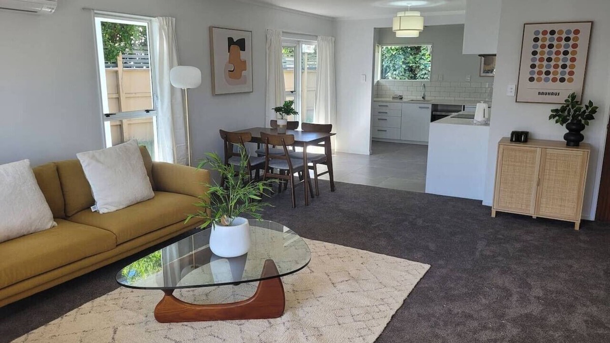 Merivale House | The Merivale Hideout 2BR and a Sleepout plus Garage