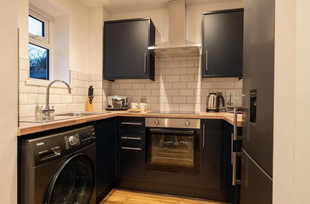 Newport House | The Mews, Amazing Newport 2 BR, Excellent location, Parking, Perfect for Contractors