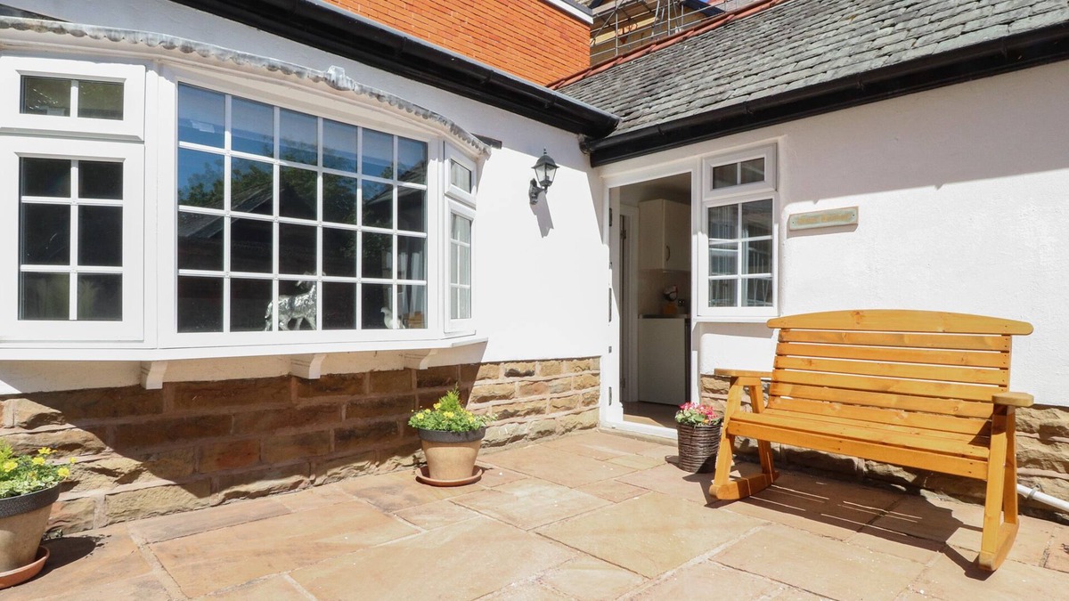 Lytham St. Anne's Cottage | THE MEWS COTTAGE, pet friendly, with a garden in Lytham St. Annes