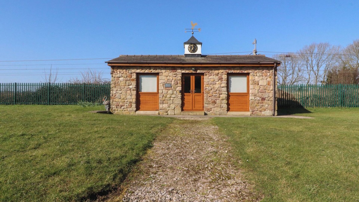 Bolton Le Sands Cottage | THE MEWS, pet friendly, country holiday cottage in Carnforth