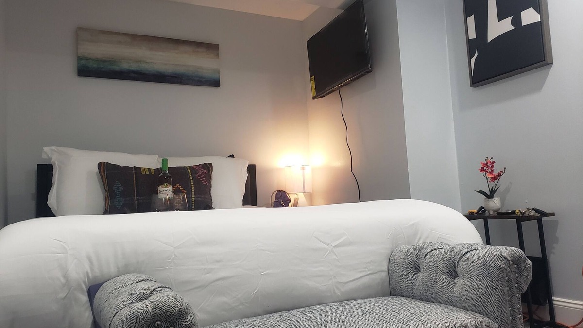 Cranston Apartment | The Micro-Suite at The Eden Park Inn *Tiny Apt
