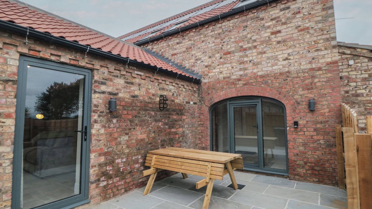 Holme Cottage | THE MILL HOUSE, pet friendly, with hot tub in Thirsk