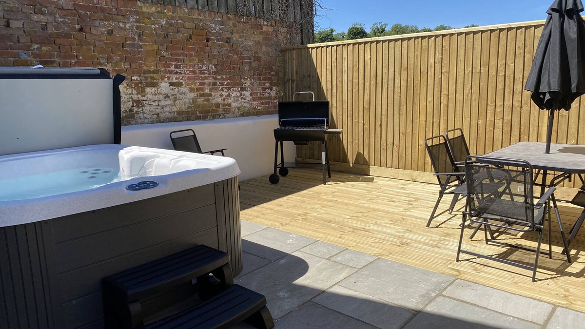 Thornicombe Cottage | THE MILL, pet friendly, with hot tub in Blandford Saint Mary