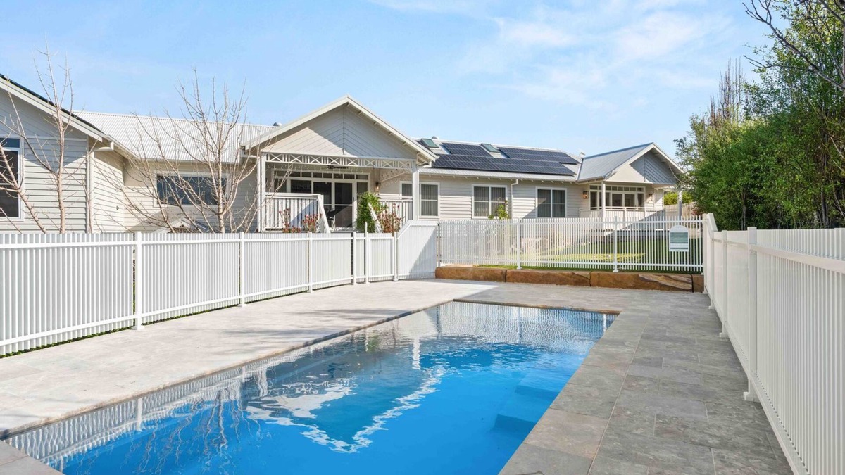 Milton House | The Milton Haven - Pet Friendly & Heated Pool