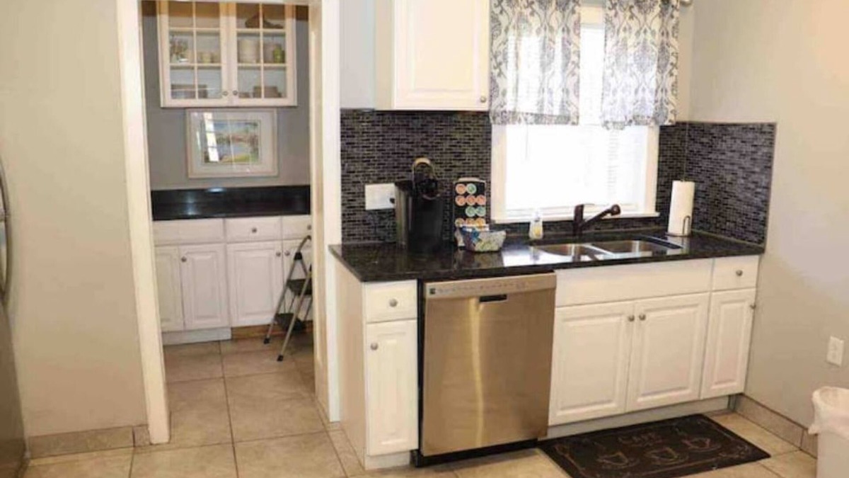 Downtown Toledo House | The Mini-Mansion at bookmymansion1.com