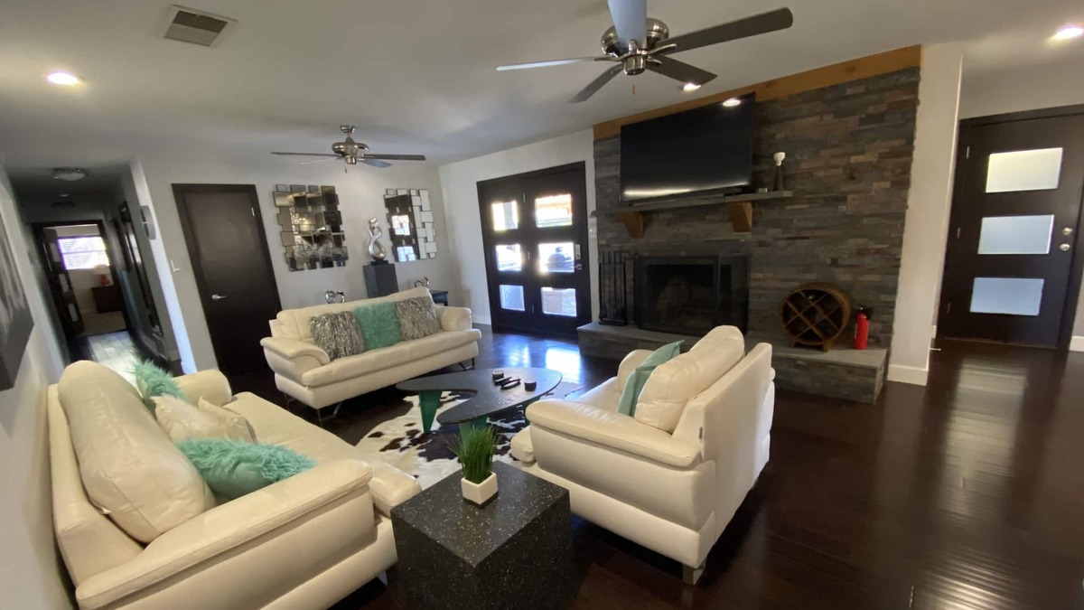 Fort Worth House | The Modern Retreat in FunkyTown VI Backyard Oasis